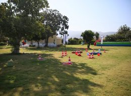 Maersk Şirket Piknik Organizasyonu & Planlaması Şirket Piknik Organizasyon Mekanı İzmir Organizasyon Şirket piknik organizasyonu yılın belirli dönemlerinde personel, yöneticiler ve personelin ailesi için düzenlenen etkinliklerdir. Bu tarz aktiviteler yılda bir defa düzenlenmekte olup çalışanlar arasında da iletişimi ve motivasyonu artırmaktadır. Şirket piknik organizasyonu, personel ve personelin ailesi arasında tanışma ve kaynaşma amaçlı da yapılabilir. Yapılan bu etkinlikler personel ve yöneticiler arasında ki iletişimi artırma yönünde de çoğu zaman önemli etkinliklerdendir. İzmir Organizasyon tarafından gerçekleştirilen Maersk şirketinin piknik organizasyonun da eğlenceli ve keyifli anlara tanık olundu. Maersk şirket piknik organizasyonu yöneticileri bizlere ulaştı, ayrıntılı bilgiler kendilerine verildi. Çalışanları için yapmak istedikleri bu piknik organizasyonunda onların motivasyonunu en üst seviye de tutmak amacı ile tüm detaylar düşünüldü. Katılımcılar tüm gün boyunca kendileri için organize edilen oyun parkurlarında ter döktü. Gün boyunca eğlencenin ve aktivitelerin keyfini çıkaran Maersk çalışanları yılın yorgunluğu bir nebze de olsa üzerinden attı. Maersk Şirket Piknik Organizasyonu & Planlaması Şirket Piknik Organizasyon Mekanı İzmir Organizasyon