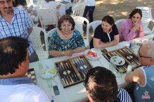 Şirket Piknik Organizasyonu İçin Renk Katacak Basit Aktiviteler Şirket Piknik Organizasyonu Tavla Turnuvası İzmir Organizasyon Şirket piknik organizasyonu için renk katacak basit aktiviteler ve çok daha fazlası İzmir Organizasyon farkıyla organizasyonlarınızda yer alıyor. Kurumlar ve şirketler personellerine yılda en az 1 kez olacak şekilde şirket piknik organizasyonu planlar ve çalışanlarını hem motive etmek adına hem de bu organizasyonlar da eğlenceli vakit geçirmek için farklı aktiviteler düzenler. Bu aktiviteler de kurumların yapması gereken tek şey ise İzmir Organizasyon'a ulaşmak. Güvenliğin sağlandığı, keyif alacağınız tüm aktivite uygulamaları için İzmir Organizasyon müşteri hizmetlerine ulaşabilir ve detaylı bilgi edinebilirsiniz. Genellikle ilkbahar, yaz ve sonbahar mevsimlerinde düzenlenen piknik organizasyonları büyük küçük herkese gün boyunca eğlenceli anlar yaşatır. Eğer ilk defa şirket piknik organizasyonu düzenliyorsanız aşağıdaki bazı oyun ve yarışmalar organizasyon düzenleyen şirketler için alternatif seçenekler oluşturacaktır. Şirket piknik organizasyonuna renk katması planlanan bazı oyun ve yarışmaları kısaca sizlerle paylaşalım. Piknik Organizasyonu Tavla Turnuvası İzmir