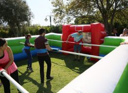 Şirket Piknik Organizasyon Önerileri & Piknik Organizasyonu Planlaması Şirket Piknik Organizasyonu İzmir Organizasyon 2 1 İzmir Organizasyon Şirket piknik organizasyon önerileri ve piknik organizasyonu planlaması, A'dan Z'ye İzmir Organizasyon firmamız tarafından gerçekleştirilmektedir. İnsanlar zamanlarının önemli bir kısmını iş yerinde çalışma arkadaşları, yöneticileri ile birlikte geçiriyor. Kurum ve kuruluşlar da buna istinaden kişiler arası iletişim ve verimi yüksek tutmak amacıyla personel ve personel ailesini de kapsayan birbirinden farklı etkinliklere öncülük ediyor. İşte bunlardan bir tanesi de hemen hemen tüm firmaların düzenlediği, farklı aktiviteler ile de eğlencenin doruk noktasını bizlere yaşatan şirket piknik organizasyonlarıdır. Bu etkinlikler şirket çalışanları, yöneticileri ve şirket üyelerinin aileleri için yılın belirli dönemlerinde motivasyon, kaynaşma ve eğlence amaçlı düzenlenen piknik organizasyonlarıdır. Yoğun temponun ardından kurum çalışanları yeşil alanda doğaya kendini bırakarak, günlük yaşamın stresinden uzakta kalır, doğadaki güzelliklerin keyfine varırlar. İzmir Organizasyon profesyonel ekibi ile daha renkli ve eğlenceli şirket piknik organizasyonunu sizlere sunuyor, sizlere ise şirket piknik organizasyon önerileri ve sunduğumuz hizmetlerden yararlanmak kalıyor.İhtiyaçlarınız doğrultusunda ise İzmir Organizasyon tüm eksikleri sizler için tedarik ediyor. Canlı Langırt Şişme Oyun Parkuru Kiralama İzmir