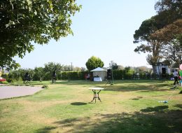 Şirket Piknik Organizasyon Önerileri & Piknik Organizasyonu Planlaması Şirket Piknik Organizasyonu İzmir Organizasyon 3 1 İzmir Organizasyon Şirket piknik organizasyon önerileri ve piknik organizasyonu planlaması, A'dan Z'ye İzmir Organizasyon firmamız tarafından gerçekleştirilmektedir. İnsanlar zamanlarının önemli bir kısmını iş yerinde çalışma arkadaşları, yöneticileri ile birlikte geçiriyor. Kurum ve kuruluşlar da buna istinaden kişiler arası iletişim ve verimi yüksek tutmak amacıyla personel ve personel ailesini de kapsayan birbirinden farklı etkinliklere öncülük ediyor. İşte bunlardan bir tanesi de hemen hemen tüm firmaların düzenlediği, farklı aktiviteler ile de eğlencenin doruk noktasını bizlere yaşatan şirket piknik organizasyonlarıdır. Bu etkinlikler şirket çalışanları, yöneticileri ve şirket üyelerinin aileleri için yılın belirli dönemlerinde motivasyon, kaynaşma ve eğlence amaçlı düzenlenen piknik organizasyonlarıdır. Yoğun temponun ardından kurum çalışanları yeşil alanda doğaya kendini bırakarak, günlük yaşamın stresinden uzakta kalır, doğadaki güzelliklerin keyfine varırlar. İzmir Organizasyon profesyonel ekibi ile daha renkli ve eğlenceli şirket piknik organizasyonunu sizlere sunuyor, sizlere ise şirket piknik organizasyon önerileri ve sunduğumuz hizmetlerden yararlanmak kalıyor.İhtiyaçlarınız doğrultusunda ise İzmir Organizasyon tüm eksikleri sizler için tedarik ediyor. Çadır ve Gölgelik Temini Ses Sistemi Kiralama İzmir Organizasyon