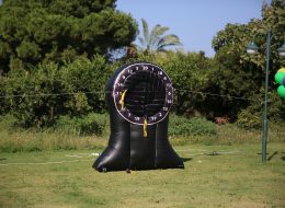 Şirket Piknik Organizasyon Önerileri & Piknik Organizasyonu Planlaması Şirket Piknik Organizasyonu İzmir Organizasyon 4 1 İzmir Organizasyon Şirket piknik organizasyon önerileri ve piknik organizasyonu planlaması, A'dan Z'ye İzmir Organizasyon firmamız tarafından gerçekleştirilmektedir. İnsanlar zamanlarının önemli bir kısmını iş yerinde çalışma arkadaşları, yöneticileri ile birlikte geçiriyor. Kurum ve kuruluşlar da buna istinaden kişiler arası iletişim ve verimi yüksek tutmak amacıyla personel ve personel ailesini de kapsayan birbirinden farklı etkinliklere öncülük ediyor. İşte bunlardan bir tanesi de hemen hemen tüm firmaların düzenlediği, farklı aktiviteler ile de eğlencenin doruk noktasını bizlere yaşatan şirket piknik organizasyonlarıdır. Bu etkinlikler şirket çalışanları, yöneticileri ve şirket üyelerinin aileleri için yılın belirli dönemlerinde motivasyon, kaynaşma ve eğlence amaçlı düzenlenen piknik organizasyonlarıdır. Yoğun temponun ardından kurum çalışanları yeşil alanda doğaya kendini bırakarak, günlük yaşamın stresinden uzakta kalır, doğadaki güzelliklerin keyfine varırlar. İzmir Organizasyon profesyonel ekibi ile daha renkli ve eğlenceli şirket piknik organizasyonunu sizlere sunuyor, sizlere ise şirket piknik organizasyon önerileri ve sunduğumuz hizmetlerden yararlanmak kalıyor.İhtiyaçlarınız doğrultusunda ise İzmir Organizasyon tüm eksikleri sizler için tedarik ediyor. Şişme Dart Oyunu Kiralama İzmir