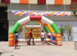 Şut Becerisi Şut Oyun Parkuru 1 İzmir Organizasyon Şut becerisi parkuru, organizasyonlarınızda futbol sever misafirlerinize eğlenceli dakikalar yaşatacak özel olarak üretilmiş hizmetlerimizden biridir. Misafirlerinizin şut çekme becerilerini kanıtlayabilecekleri çok yönlü bir oyundur. Şut becerisi parkurunda, oldukça geniş bir tünel içerisine yerleştirilmiş kale mevcuttur. Bu kalenin üzerinde farklı puan dereceleri olan delikler bulunur. Oyuncular şut çekerek, topu bu deliklerden geçirmeye çalışırlar. Topu geçirmeyi başardıkları deliklerin puan sistemine göre puanlar kazanırlar. Oldukça eğlenceli ve beceri isteyen bir oyundur. Sadece çocuklara değil aynı zamanda yetişkinlere de hitap eden bir oyun parkurudur. Kalenin içerisinde yer aldığı geniş şişme tünel özgürce atış yapma olanağı sağlar. Şut becerisi bir animatör ile birlikte, her seferinde bir veya iki kişinin aynı anda oynayabileceği bir şişme oyun parkurudur. İzmir Organizasyon bünyesinde birinci kalite malzemelerden üretilmiş şişme oyuncaklar bulundurur. Şişme oyuncak hizmetlerimizden olan şut becerisi parkurumuzu talep ettiğiniz şekilde getirip, yerinde kurulumunu sağlıyoruz. Sadece açık alanlarda değil, yeterli alanın bulunduğu kapalı alanlarda da bu parkuru kullanmanız mümkündür. İzmir Şişme Oyun Parkuru Kiralama