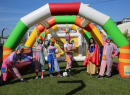 Şut Becerisi Şut Oyun Parkuru 3 İzmir Organizasyon Şut becerisi parkuru, organizasyonlarınızda futbol sever misafirlerinize eğlenceli dakikalar yaşatacak özel olarak üretilmiş hizmetlerimizden biridir. Misafirlerinizin şut çekme becerilerini kanıtlayabilecekleri çok yönlü bir oyundur. Şut becerisi parkurunda, oldukça geniş bir tünel içerisine yerleştirilmiş kale mevcuttur. Bu kalenin üzerinde farklı puan dereceleri olan delikler bulunur. Oyuncular şut çekerek, topu bu deliklerden geçirmeye çalışırlar. Topu geçirmeyi başardıkları deliklerin puan sistemine göre puanlar kazanırlar. Oldukça eğlenceli ve beceri isteyen bir oyundur. Sadece çocuklara değil aynı zamanda yetişkinlere de hitap eden bir oyun parkurudur. Kalenin içerisinde yer aldığı geniş şişme tünel özgürce atış yapma olanağı sağlar. Şut becerisi bir animatör ile birlikte, her seferinde bir veya iki kişinin aynı anda oynayabileceği bir şişme oyun parkurudur. İzmir Organizasyon bünyesinde birinci kalite malzemelerden üretilmiş şişme oyuncaklar bulundurur. Şişme oyuncak hizmetlerimizden olan şut becerisi parkurumuzu talep ettiğiniz şekilde getirip, yerinde kurulumunu sağlıyoruz. Sadece açık alanlarda değil, yeterli alanın bulunduğu kapalı alanlarda da bu parkuru kullanmanız mümkündür. Animasyon Ekibi ile Şut Becerisi Oyun Parkurunda Keyifli Dakikalar