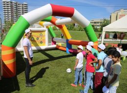 Sivil Animatör Gözetiminde Şut Becerisi Oyun Parkurunda Keyifli Dakikalar