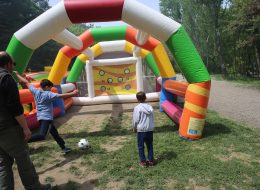 Şut Becerisi Şut Oyun Parkuru 6 İzmir Organizasyon Şut becerisi parkuru, organizasyonlarınızda futbol sever misafirlerinize eğlenceli dakikalar yaşatacak özel olarak üretilmiş hizmetlerimizden biridir. Misafirlerinizin şut çekme becerilerini kanıtlayabilecekleri çok yönlü bir oyundur. Şut becerisi parkurunda, oldukça geniş bir tünel içerisine yerleştirilmiş kale mevcuttur. Bu kalenin üzerinde farklı puan dereceleri olan delikler bulunur. Oyuncular şut çekerek, topu bu deliklerden geçirmeye çalışırlar. Topu geçirmeyi başardıkları deliklerin puan sistemine göre puanlar kazanırlar. Oldukça eğlenceli ve beceri isteyen bir oyundur. Sadece çocuklara değil aynı zamanda yetişkinlere de hitap eden bir oyun parkurudur. Kalenin içerisinde yer aldığı geniş şişme tünel özgürce atış yapma olanağı sağlar. Şut becerisi bir animatör ile birlikte, her seferinde bir veya iki kişinin aynı anda oynayabileceği bir şişme oyun parkurudur. İzmir Organizasyon bünyesinde birinci kalite malzemelerden üretilmiş şişme oyuncaklar bulundurur. Şişme oyuncak hizmetlerimizden olan şut becerisi parkurumuzu talep ettiğiniz şekilde getirip, yerinde kurulumunu sağlıyoruz. Sadece açık alanlarda değil, yeterli alanın bulunduğu kapalı alanlarda da bu parkuru kullanmanız mümkündür. İzmir Şut Becerisi Parkuru Kiralama