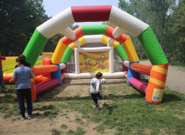 Şut Becerisi Şut Oyun Parkuru 7 İzmir Organizasyon Şut becerisi parkuru, organizasyonlarınızda futbol sever misafirlerinize eğlenceli dakikalar yaşatacak özel olarak üretilmiş hizmetlerimizden biridir. Misafirlerinizin şut çekme becerilerini kanıtlayabilecekleri çok yönlü bir oyundur. Şut becerisi parkurunda, oldukça geniş bir tünel içerisine yerleştirilmiş kale mevcuttur. Bu kalenin üzerinde farklı puan dereceleri olan delikler bulunur. Oyuncular şut çekerek, topu bu deliklerden geçirmeye çalışırlar. Topu geçirmeyi başardıkları deliklerin puan sistemine göre puanlar kazanırlar. Oldukça eğlenceli ve beceri isteyen bir oyundur. Sadece çocuklara değil aynı zamanda yetişkinlere de hitap eden bir oyun parkurudur. Kalenin içerisinde yer aldığı geniş şişme tünel özgürce atış yapma olanağı sağlar. Şut becerisi bir animatör ile birlikte, her seferinde bir veya iki kişinin aynı anda oynayabileceği bir şişme oyun parkurudur. İzmir Organizasyon bünyesinde birinci kalite malzemelerden üretilmiş şişme oyuncaklar bulundurur. Şişme oyuncak hizmetlerimizden olan şut becerisi parkurumuzu talep ettiğiniz şekilde getirip, yerinde kurulumunu sağlıyoruz. Sadece açık alanlarda değil, yeterli alanın bulunduğu kapalı alanlarda da bu parkuru kullanmanız mümkündür. Şişme Oyuncak Kiralama İzmir Organizasyon