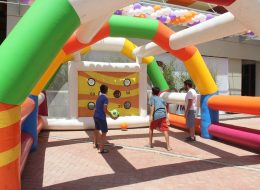 Şut Becerisi Şut Oyun Parkuru 8 İzmir Organizasyon Şut becerisi parkuru, organizasyonlarınızda futbol sever misafirlerinize eğlenceli dakikalar yaşatacak özel olarak üretilmiş hizmetlerimizden biridir. Misafirlerinizin şut çekme becerilerini kanıtlayabilecekleri çok yönlü bir oyundur. Şut becerisi parkurunda, oldukça geniş bir tünel içerisine yerleştirilmiş kale mevcuttur. Bu kalenin üzerinde farklı puan dereceleri olan delikler bulunur. Oyuncular şut çekerek, topu bu deliklerden geçirmeye çalışırlar. Topu geçirmeyi başardıkları deliklerin puan sistemine göre puanlar kazanırlar. Oldukça eğlenceli ve beceri isteyen bir oyundur. Sadece çocuklara değil aynı zamanda yetişkinlere de hitap eden bir oyun parkurudur. Kalenin içerisinde yer aldığı geniş şişme tünel özgürce atış yapma olanağı sağlar. Şut becerisi bir animatör ile birlikte, her seferinde bir veya iki kişinin aynı anda oynayabileceği bir şişme oyun parkurudur. İzmir Organizasyon bünyesinde birinci kalite malzemelerden üretilmiş şişme oyuncaklar bulundurur. Şişme oyuncak hizmetlerimizden olan şut becerisi parkurumuzu talep ettiğiniz şekilde getirip, yerinde kurulumunu sağlıyoruz. Sadece açık alanlarda değil, yeterli alanın bulunduğu kapalı alanlarda da bu parkuru kullanmanız mümkündür. Şişme Şut Kalesi Kiralama İzmir