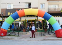 Şişme Kapı Takı şişme kapı takı 6 İzmir Organizasyon Şişme kapı takı; açılış organizasyonu, festival ve şenlik organizasyonu, piknik organizasyonu, mezuniyet organizasyonu, temel atma töreni organizasyonu gibi birbirinden farklı organizasyonlarda kullanılmaktadır. Organizasyonun türüne göre çeşitli eklemeler yapılan şişme kapı takları, profesyonel ekibimiz tarafından şişirilir ve giriş kapısına kurulumu yapılır. Düşmemesi için uçlarından sabitlenir. İsteğe göre kurumların kendi logoları ya da isimleri şişme kapı takının üzerine işlenir. Bu sayede firmanızın reklamını yaparken gelen konukların organizasyon girişini daha rahat bulmaları da sağlanır. Ayrıca açılış organizasyonu gibi organizasyonlarda insanların ilgisini şişme kapı takıyla daha fazla çekebilirsiniz. İzmir Organizasyon olarak etkinliklerde profesyonel bir şekilde sizlere hizmet sunmaya devam ediyoruz. Organizasyonlarınızda A'dan Z'ye ihtiyacınız olan tüm ekipmanları temin ediyor ve belirlemiş olduğunuz lokasyonlarda kurumlumlarını, İzmir Organizasyon ekibi olarak gerçekleştiriyoruz. %100 müşteri memnuniyeti ilkesiyle, profesyonel hizmet veriyoruz. İzmir Şişme Kapı Takı Kiralama